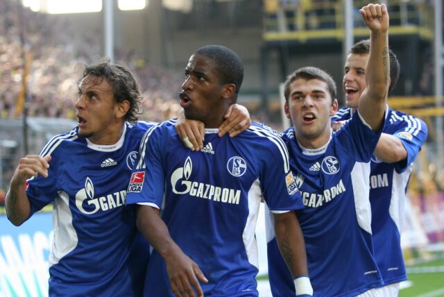 Levan Kenia (2.v.r.), hier mit Schalke 04 im Revierderby beim BVB im Jahr 2009, ist sich weiter uneinig mit einem Regionalligisten.