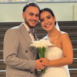 Das Brautpaar Elif und Faruk Varol steht auf der Treppe im Rathaus.
