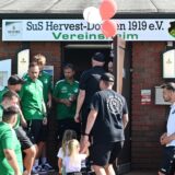 Menschen stehen vor dem Vereinsheim des SuS Hervest-Dorsten.