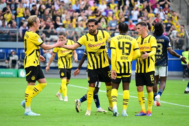 Die BVB-Spieler jubeln.