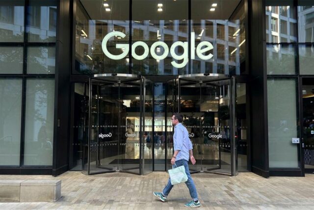 Ein Mann geht an den Büros von Google im Londoner Stadtteil Kings Cross vorbei.