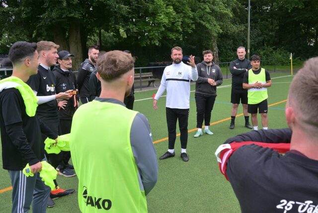 Kann seine beiden Neuzugänge auch in der Meisterschaft einsetzen: SW Meckinghovens Trainer David Krück (weißes Oberteil).