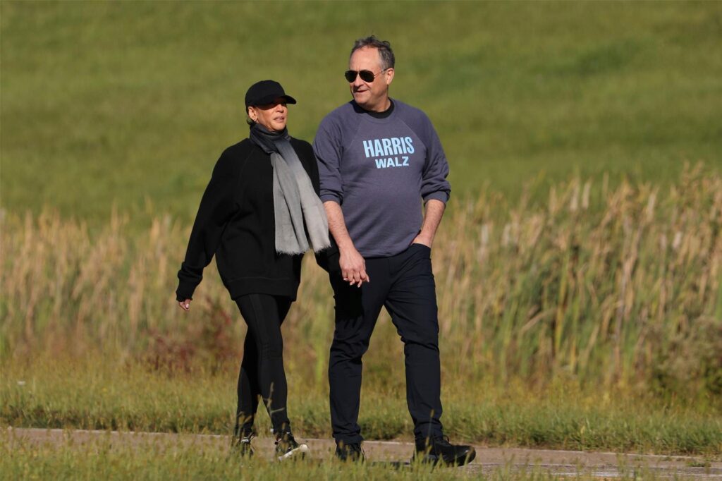 Die demokratische US-Präsidentschaftskandidatin Kamala Harris (l) und ihr Mann Doug Emhoff gehen bei einem Spaziergang. Die demokratische US-Präsidentschaftskandidatin Kamala Harris (l) und ihr Mann Doug Emhoff gehen bei einem Spaziergang.