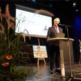 Mann am Rednerpult