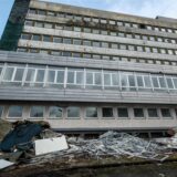 Ein siebenstöckiges, leerstehendes Gebäude in Recklinghausen. Im Vordergrund liegt Bauschutt und Gerümpel.