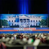 Eine Beschilderung steht vor der Präsidentschaftsdebatte im Medienzentrum.