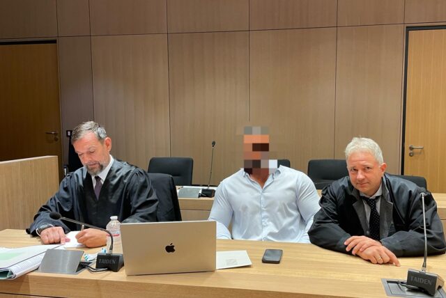 Der Werkstatt-Chef aus Oer-Erkenschwick am 10. September 2024 neben seinen Verteidigern Lars Brögeler (links) und Lars Volkenborn (rechts).