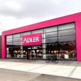 Die Bildkombi zeigt Dirk Froese und den neuen Adler-Modemarkt.