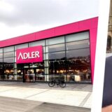 Ralf Wiethaup steht vor dem neuen Adler-Modemarkt.