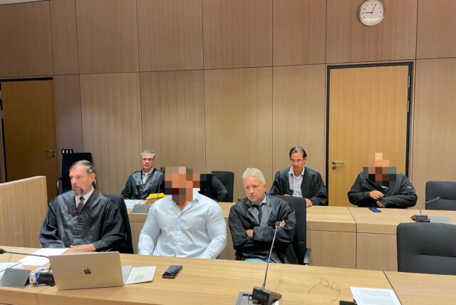 Der Oer-Erkenschwicker Werkstattchef (vorne Mitte) zwischen seinen Strafverteidigern Lars Brögeler (v.l.) und Lars Volkenborn (v.r.) kurz vor dem Urteil der 10. Wirtschaftsstrafkammer im September 2024.