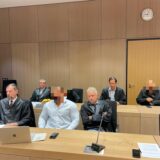 Der Oer-Erkenschwicker Werkstattchef (vorne Mitte) zwischen seinen Strafverteidigern Lars Brögeler (v.l.) und Lars Volkenborn (v.r.) kurz vor dem Urteil der 10. Wirtschaftsstrafkammer im September 2024.