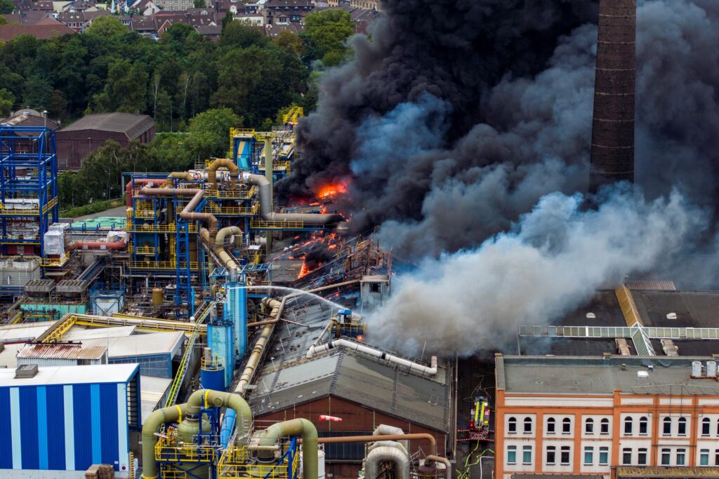 Dichter Rauch steigt bei einem Brand aus einem Chemiewerk auf. Dichter Rauch steigt bei einem Brand aus einem Chemiewerk auf.