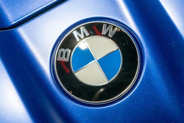 Das BMW-Logo ist in der BMW-Welt auf einem Fahrzeug der Marke an der Motorhaube angebracht.