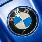 Das BMW-Logo ist in der BMW-Welt auf einem Fahrzeug der Marke an der Motorhaube angebracht.