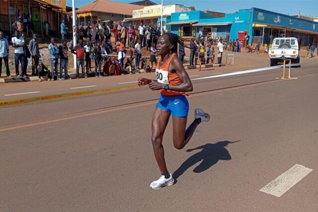 Rebecca Cheptegei nimmt am 20. Januar 2023 am Discovery 10-km-Straßenlauf teil. Cheptegei, eine ugandische Sportlerin, die in Kenia lebt, wurde am Sonntag, 1. September 2024, von ihrem Ex-Freund in Brand gesteckt und wird derzeit im einem Kraqnkenhaus behandelt, so die Polizei.