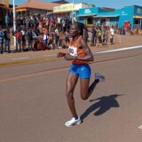 Rebecca Cheptegei nimmt am 20. Januar 2023 am Discovery 10-km-Straßenlauf teil. Cheptegei, eine ugandische Sportlerin, die in Kenia lebt, wurde am Sonntag, 1. September 2024, von ihrem Ex-Freund in Brand gesteckt und wird derzeit im einem Kraqnkenhaus behandelt, so die Polizei.