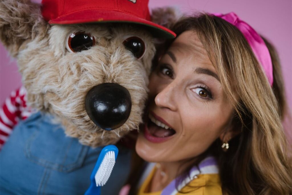 Sarah Schiffer mit Figur Sarah Schiffer mit Figur