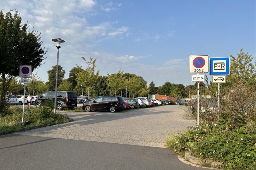Auf dem P+R-Parkplatz gilt am 22. September ein Parkverbot. Auf dem P+R-Parkplatz gilt am 22. September ein Parkverbot.