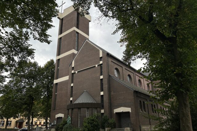 Die St.-Josef-Kirche in Datteln von außen.