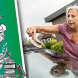 Eine Frau wäscht ihr Auto.