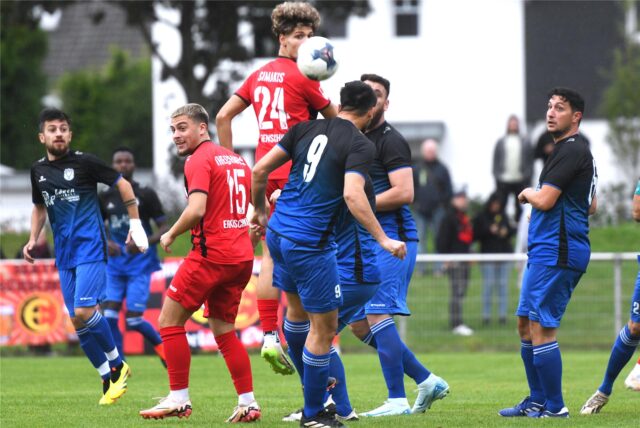 Beim C-Ligisten 1. FC Preußen Hochlarmark (blaue Trikots) fehlen in der zweiten Runde der Stadtmeisterschaft gegen die SG Hillen wichtige Spieler.