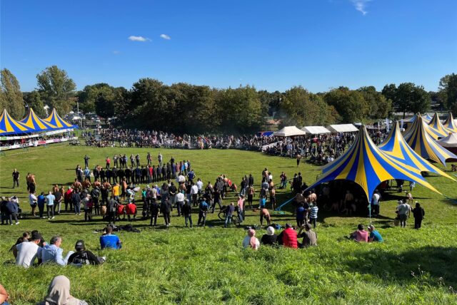 Freizeitpark Brassert mit Zelten und Menschen