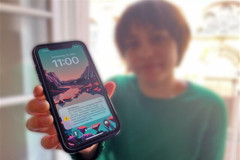 Auch über das Smartphone wird am Dienstag (12. September) wieder gewarnt.