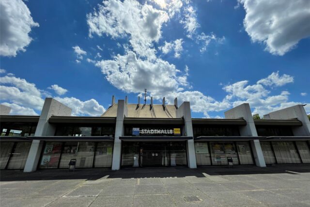 Die Stadthalle Castrop-Rauxel bietet in normaler Bühnen-Bestuhlung rund 600 Zuschauern Platz. Ob  dort Luke Mockridge im Oktober 2024 auf der Bühne steht, ist fraglich.