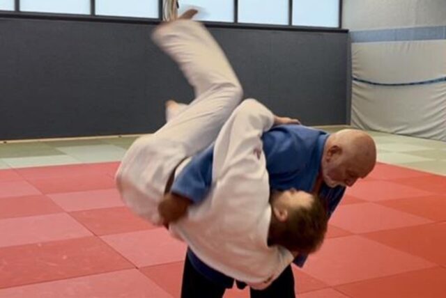 Dieter Saremba (in blau) wirft Judo-Trainer auf die Matte.