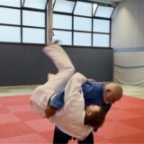 Dieter Saremba (in blau) wirft Judo-Trainer auf die Matte.