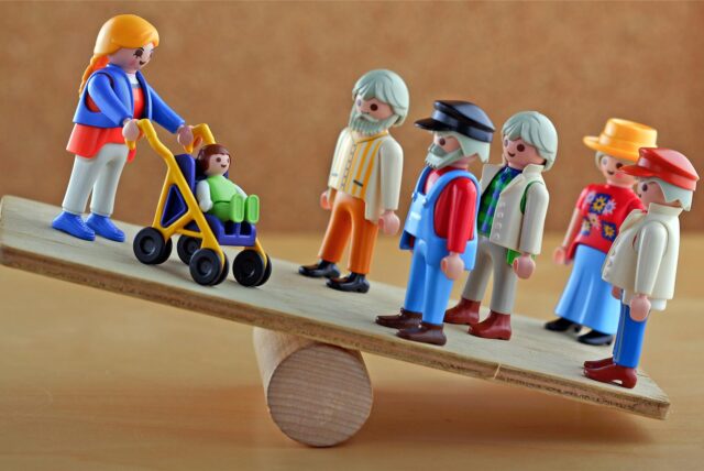 Figuren auf einer Holzwippe.