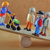 Figuren auf einer Holzwippe.