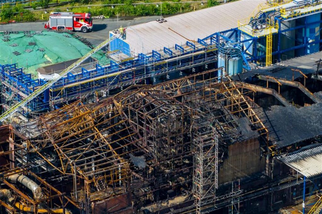 Das Ausmaß der Zerstörung nach dem Großbrand in einem Chemiewerk in Duisburg. Das Ausmaß der Zerstörung nach dem Großbrand in einem Chemiewerk in Duisburg.