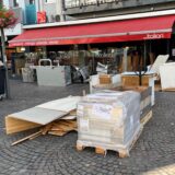 Einrichtungsgegenstände liegen vor dem Restaurant „the italian“ in Recklinghausen.