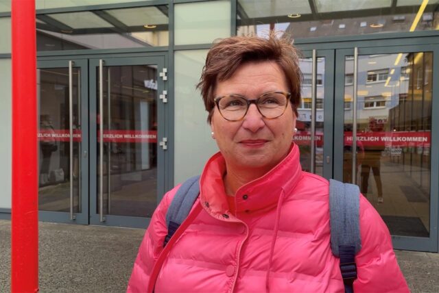 Susanne Seidenkranz steht vor der Stadtgalerie Datteln.
