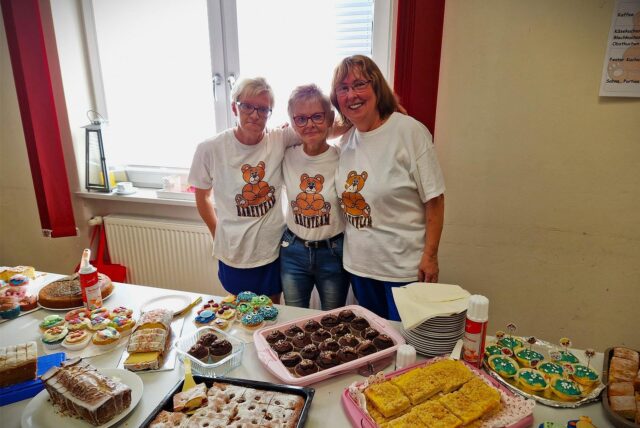 Jutta Rieke (v.l.), Ilona Wild und Ruth Schnier stehen vor der Kuchentheke