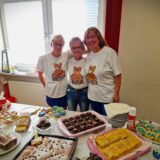 Jutta Rieke (v.l.), Ilona Wild und Ruth Schnier stehen vor der Kuchentheke