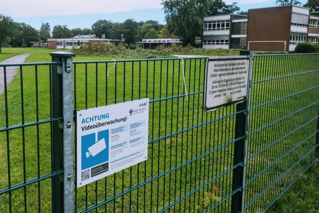 Die Videoüberwachung von Schulen will die Stadt Dorsten vorantreiben, weil sich Einbrüche häufen. An der von-Ketteler-Schule wird mit Schildern auf den Einsatz der Kameras hingewiesen.
