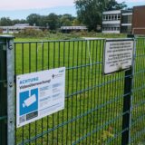 Die Videoüberwachung von Schulen will die Stadt Dorsten vorantreiben, weil sich Einbrüche häufen. An der von-Ketteler-Schule wird mit Schildern auf den Einsatz der Kameras hingewiesen.