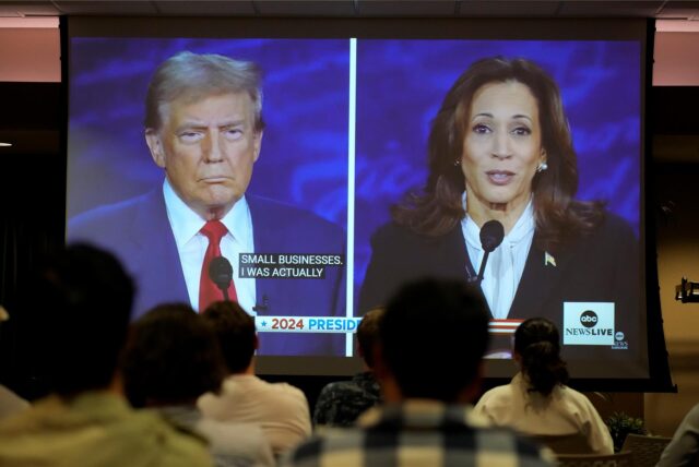 Studenten der Ball State University verfolgen die Präsidentschaftsdebatte zwischen dem republikanischen Präsidentschaftskandidaten und ehemaligen US-Präsidenten Donald Trump und der demokratischen US-Vizepräsidentschaftskandidatin Kamala Harris.