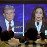 Studenten der Ball State University verfolgen die Präsidentschaftsdebatte zwischen dem republikanischen Präsidentschaftskandidaten und ehemaligen US-Präsidenten Donald Trump und der demokratischen US-Vizepräsidentschaftskandidatin Kamala Harris.