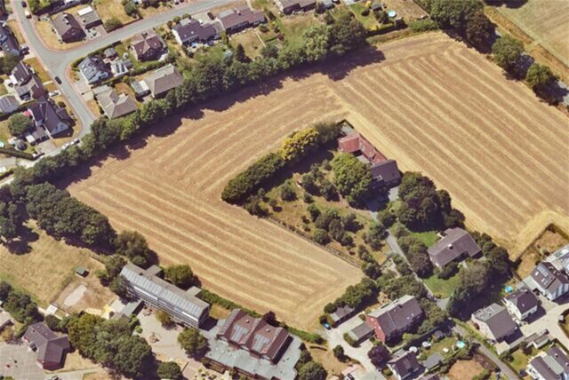 Auf dieser U-förmigen landwirtschaftlichen Fläche soll ein Baugebiet mit 70 Wohneinheiten entstehen.