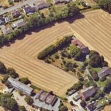 Auf dieser U-förmigen landwirtschaftlichen Fläche soll ein Baugebiet mit 70 Wohneinheiten entstehen.