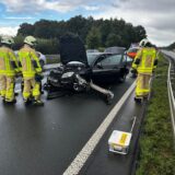 Feuerwehrleute stehen nach einem Unfall vor einem Auto auf der A31 bei Dorsten.