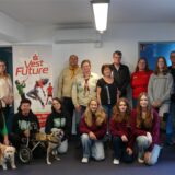 Sechs Waltroper Vereine freuten sich über einen Spendenscheck aus der Aktion „Vest Future“ in der Sparkasse Vest Waltrop. Firmenkundendirektorin Kirsten Külpmann (li.) und Marktbereichsleiter Gerald Hövener (re.) lobten das Engagement der Gewinner.