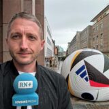 Ein platter Fußball auf dem Friedensplatz in Dortmund ist das Überbleibsel der EM.