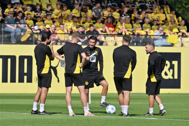 Nuri Sahin hält eine Ansprache.