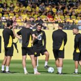 Nuri Sahin hält eine Ansprache.