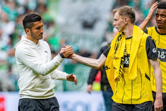Nuri Sahin klatscht mit Maximilian Beier ab.