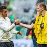 Nuri Sahin klatscht mit Maximilian Beier ab.
